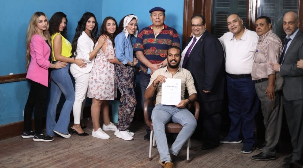 الفنان القدير " أحمد ماهر " يشيد بأبطال مسرحية " مكسرات عم أمين "